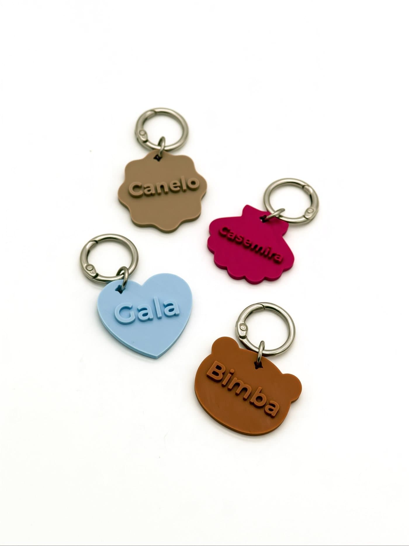 Placas Muzeo para mascotas con los nombres Canelo, Casemira, Gala y Bimba