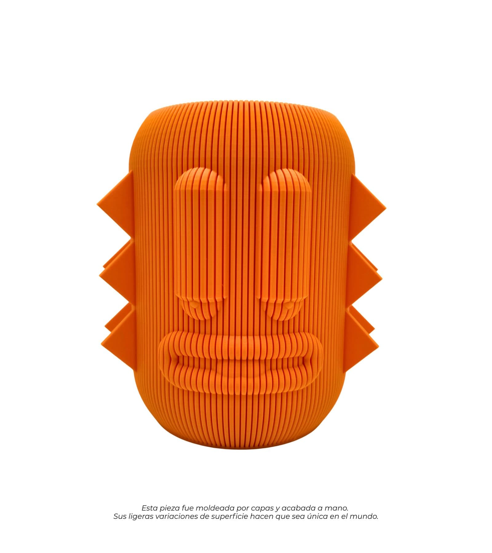 Matera Pascal coral con ojos, labios en relieve y crestas triangulares